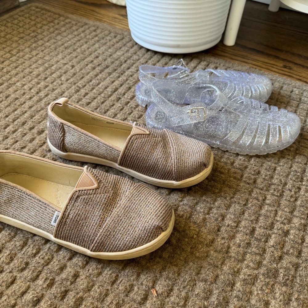 Girls Gold Toms Slip-ons - Sz 1.5 PLUS BONUS JELLIES!